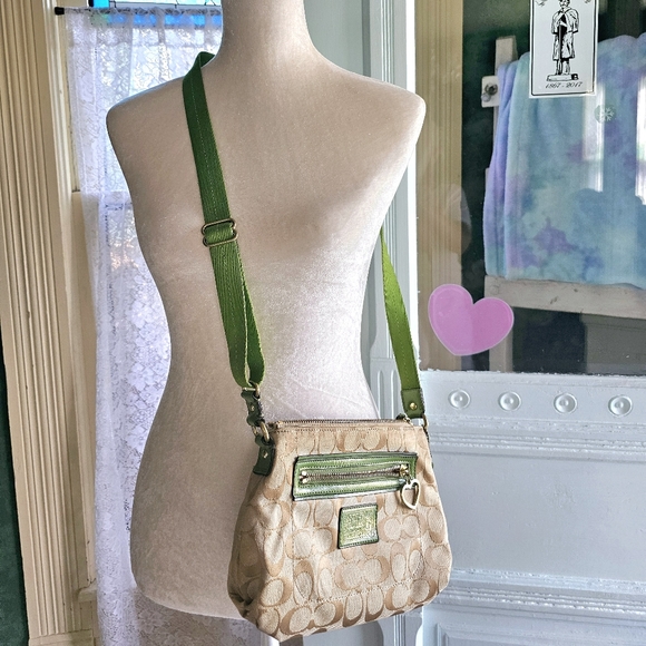 Coach Handbags - Coach Daisy Purse Bag